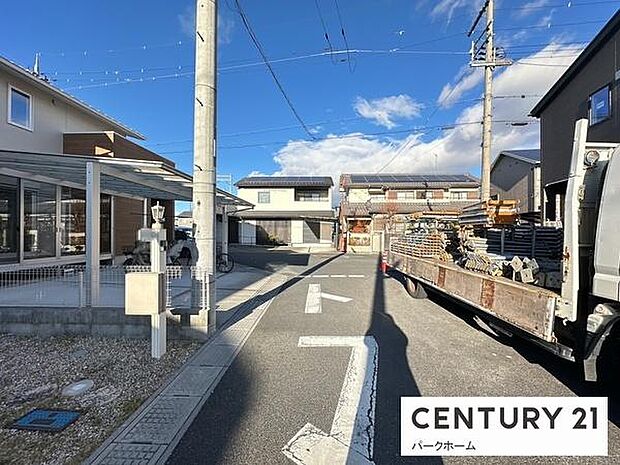 【前面道路】現地前面道路になります。（2025年12月5日撮影）