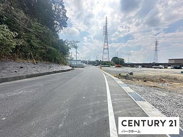 【前面道路】現地前面道路になります。