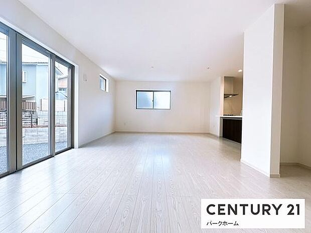 【リビング】明るいリビングです！陽当たりも良く、気持ちのいいリビングになっております。