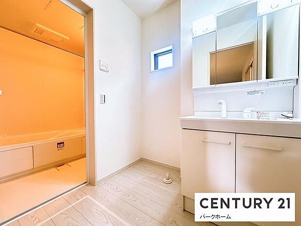 【洗面所】洗面化粧台三面鏡で収納力たっぷりです！