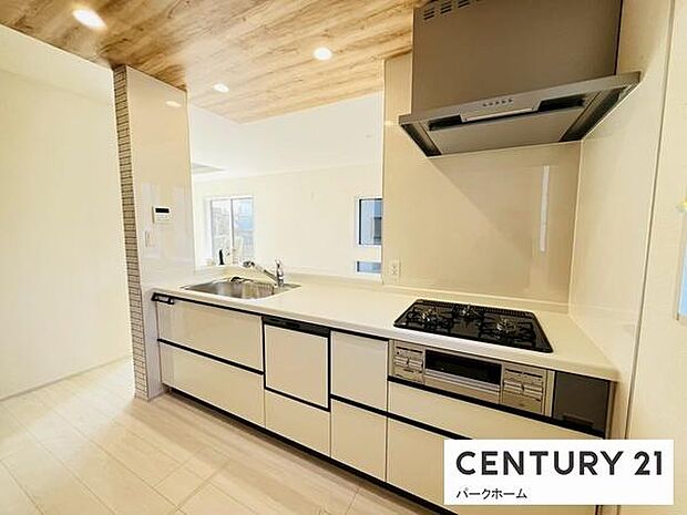 【キッチン】見通しの良いオープンキッチンですので、家事をしながらご家族との時間を楽しめます！