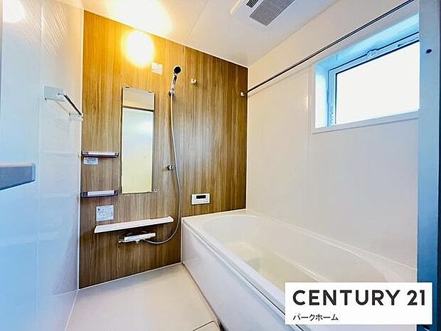 広い浴室で1日の疲れを癒せます。もちろん防カビや洗濯物を干すのにも便利な浴室乾燥機付きです！