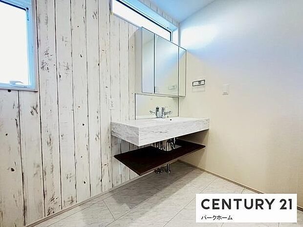 【洗面所】洗面化粧台三面鏡で収納力たっぷりです！