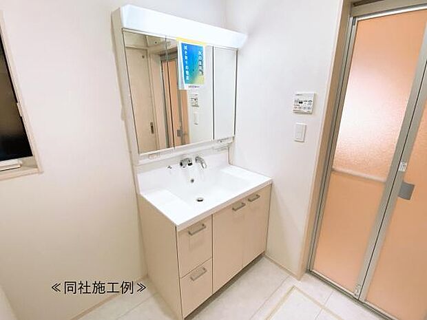 【洗面所】洗面化粧台三面鏡で収納力たっぷりです!