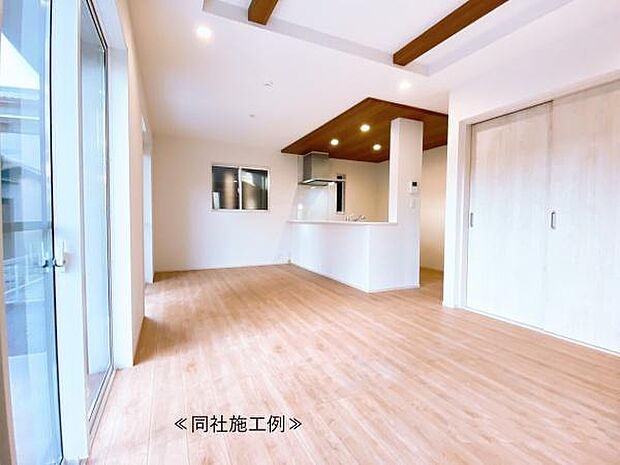 【リビング】陽当たりが良く、気持ちのいいリビングになっております。