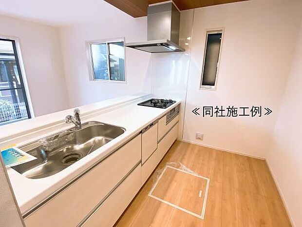 【キッチン】見通しの良いオープンキッチンですので、家事をしながらご家族との時間を楽しめます!