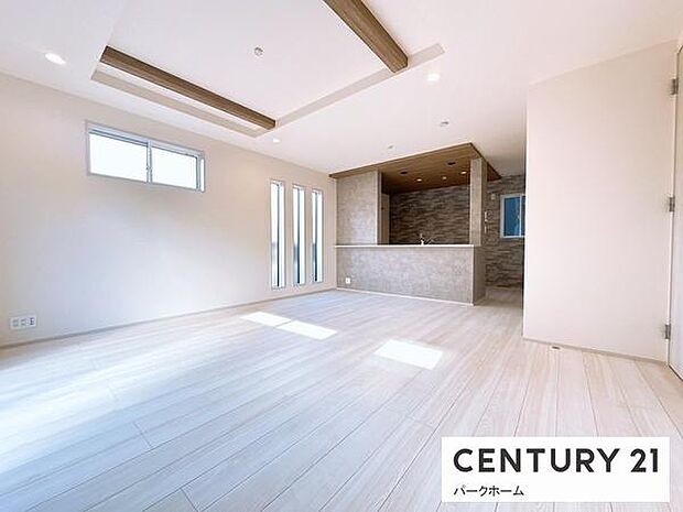 【リビング】採光面が多く明るいリビングです。