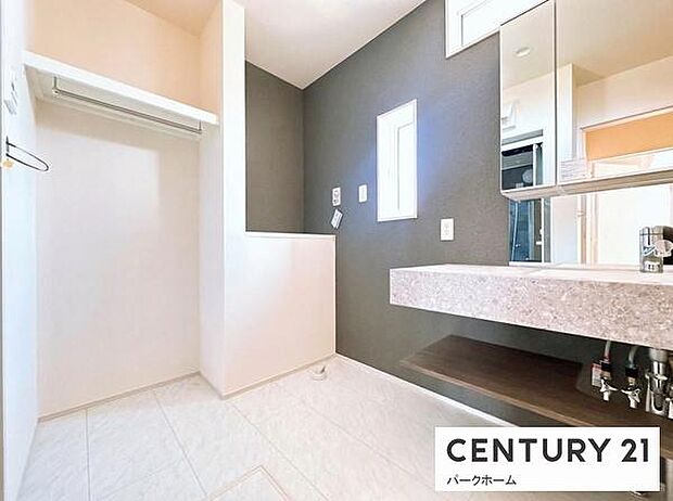 【脱衣室】広めの脱衣所で衣類やタオルの片づけも出来るスペースがあります！