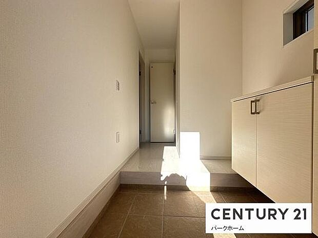 【玄関】玄関スペースです！シューズボックス付きです！