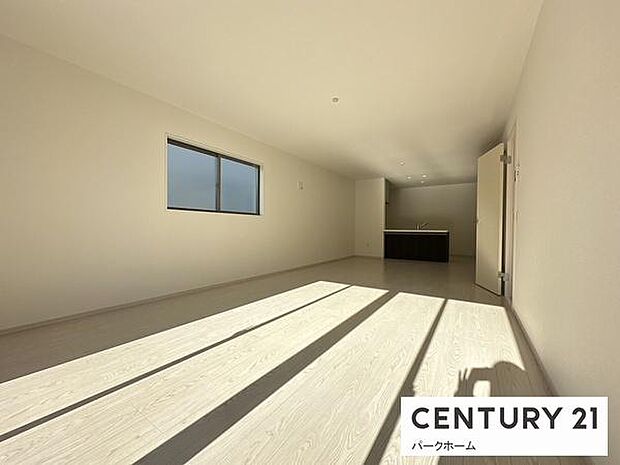 【リビング】明るいリビングです！陽当たりも良く、気持ちのいいリビングになっております。