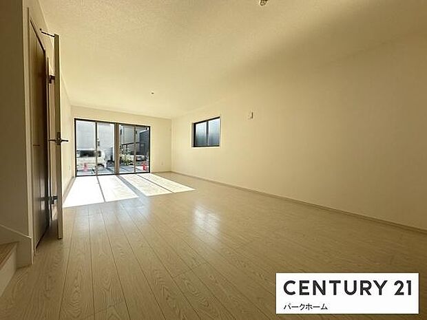 大きな窓から心地よい光と風が入るリビングです。