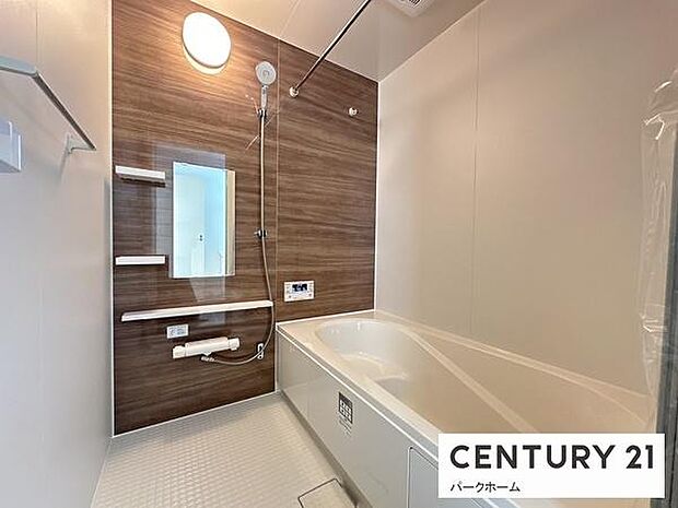 【バスルーム】日々の疲れを癒すバスルームです！浴室暖房乾燥機付きで、季節に合わせた快適なバスタイムを実現！