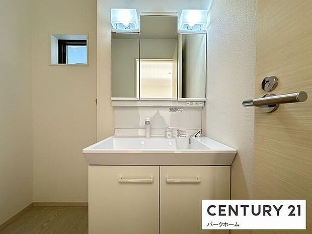 【洗面所】洗面化粧台三面鏡で収納力たっぷりです！