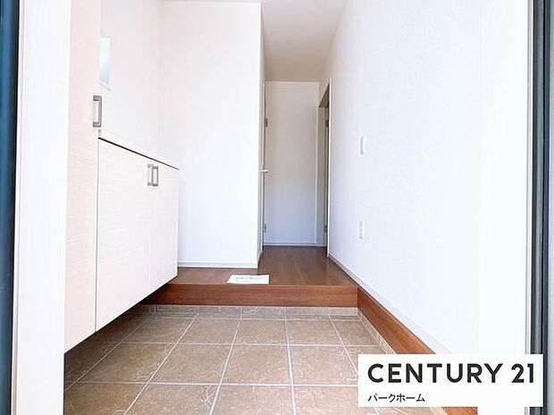 【玄関】玄関スペースです！シューズボックス付きです！