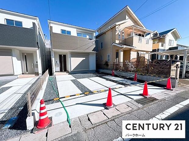 並列駐車に配慮したコンクリート舗装計画で、日々の車の出し入れがスムーズ