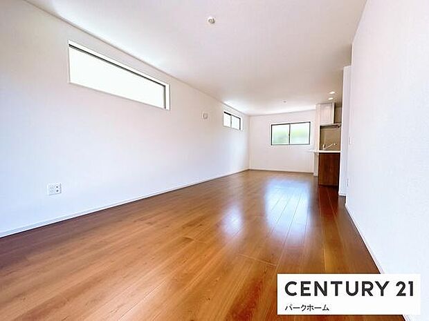 【リビング】三連の小窓がお洒落です