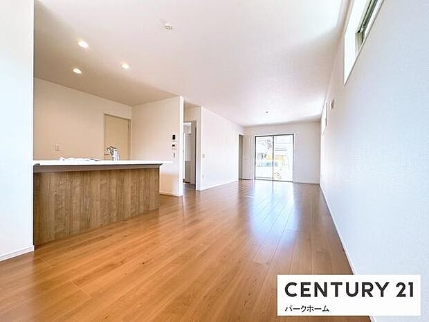 【リビング】明るいリビングです！陽当たりも良く、気持ちのいいリビングになっております。