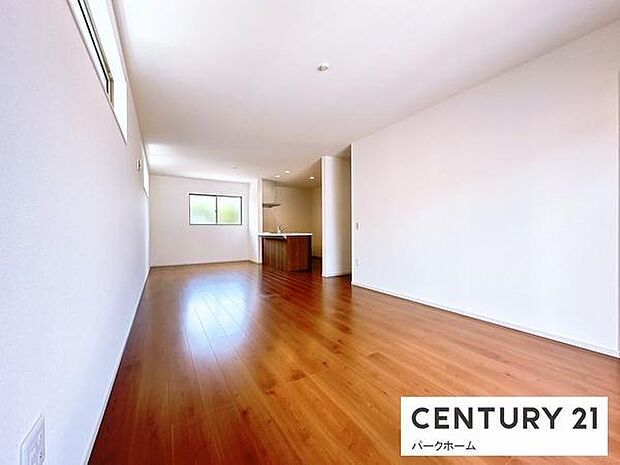 【リビング】採光が十分な明るいリビング空間になっています！大きい窓があり日中を通し明るいリビングです！