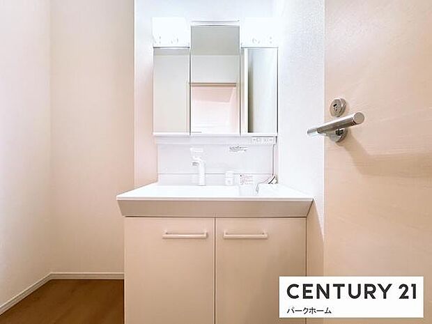 【洗面所】洗面化粧台三面鏡で収納力たっぷりです！