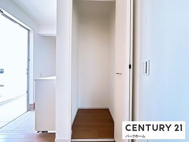 【収納】リビングに収納スペースがありとても便利です。