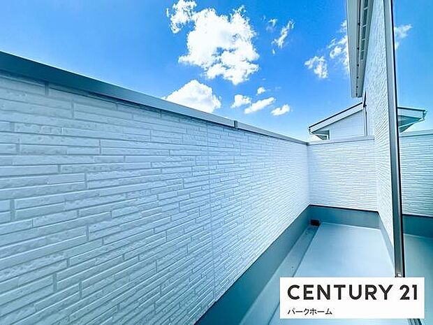 【バルコニー】日当たりの良い広々したバルコニーで洗濯物も楽ちん！