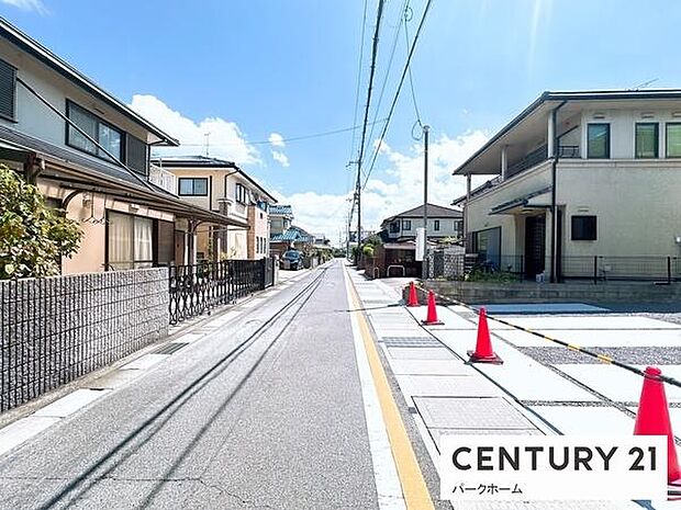 見通しの良い前面スペースが魅力。敷地を広く使える舗装計画で、来客時の駐車や荷物の積み下ろしもラク。日常がはかどる住まいです。