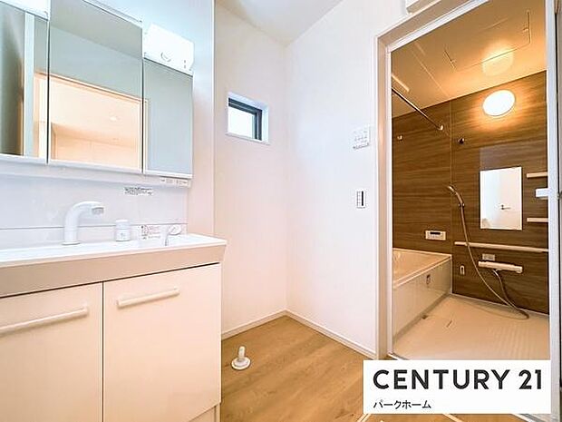 【洗面所】洗面化粧台三面鏡で収納力たっぷりです！