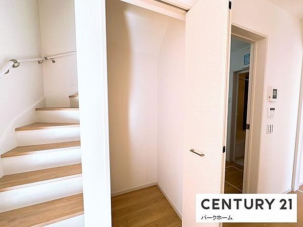 【収納】リビングに収納スペースがありとても便利です。