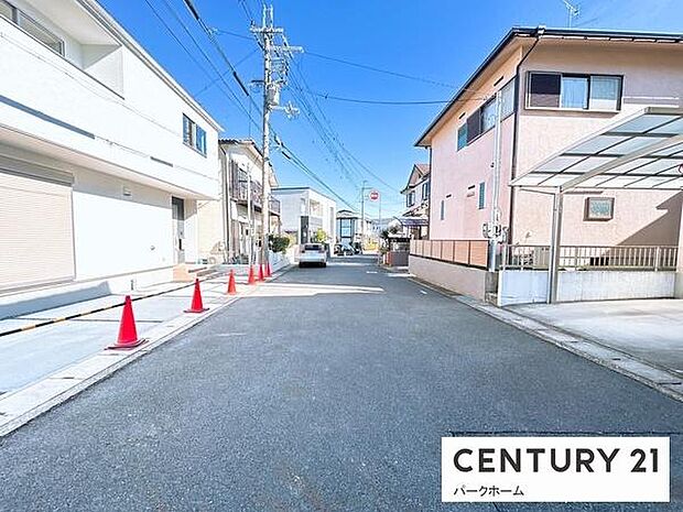 【前面道路】現地の前の道です！広々しています！