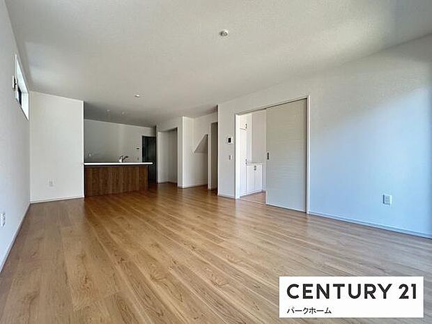 【リビング】ゆったりくつろぎのリビング!リビング収納も完備!