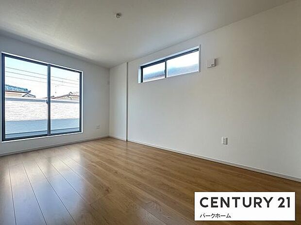 【洋室】明るい陽射しが入ります。