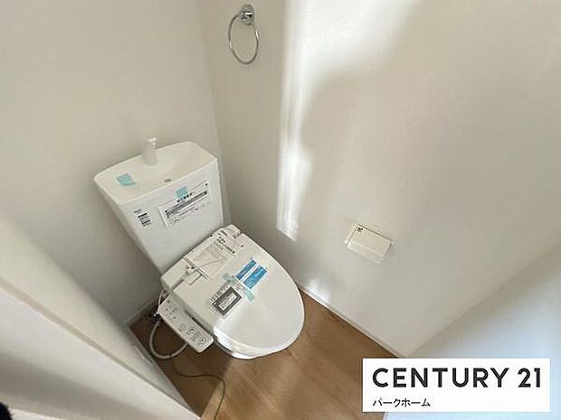 【2階トイレ】2階トイレです。就寝時に1階まで下りることなくお手洗いを済ませられます!