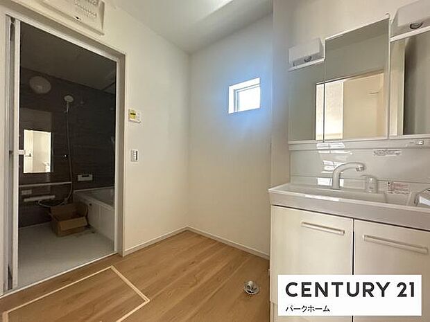 洗面台はスタイリッシュで収納も豊富