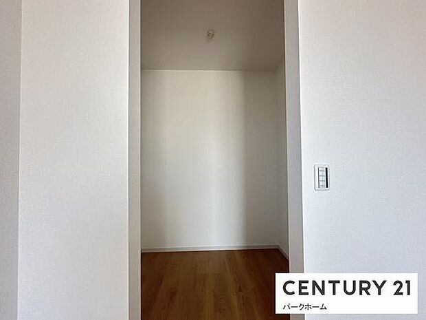 各所に豊富な収納スペースが配置されており実用的