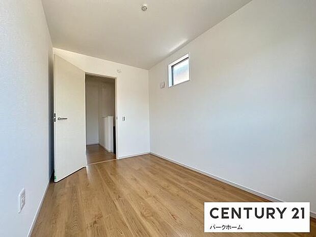 【洋室】明るい陽射しが入ります。