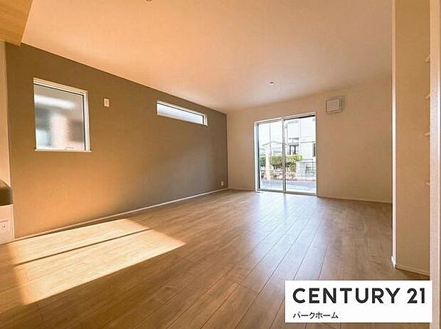 【リビング】大きな窓があり、陽当たりも良く、気持ちのいいリビングになっております！