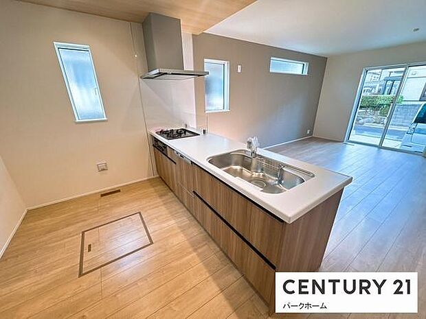 【キッチン】見通しの良いオープンキッチンですので、家事をしながらご家族との時間を楽しめます！