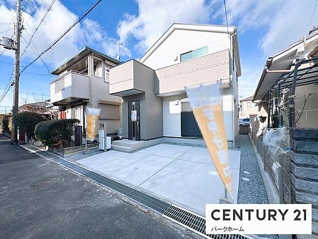 駐車スペースもしっかり確保されており、デザインと実用性を兼ね備えた一戸建てです