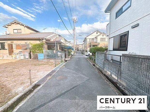周辺は戸建が建ち並ぶ落ち着いた住宅街