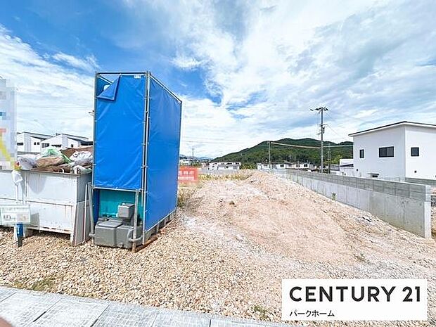 明るい日差しが届く、すっきりとした街並み