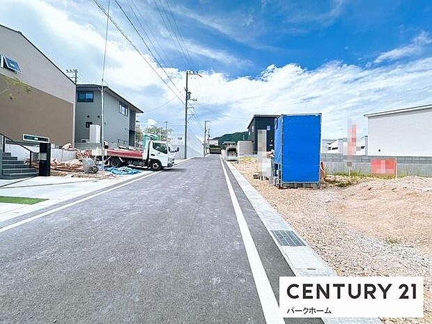 開放的な空と山並みが魅力の分譲地内区画。造成が進み、周辺も新しい住宅が増えてきています