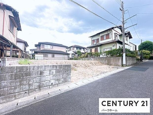 現況更地。前面舗装道路に面する整形風区画です