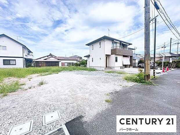 視界が抜けており日当たり・通風良好。電柱位置は前面で、夜間の帰宅時にも周囲が確認しやすい明るさが期待できます。