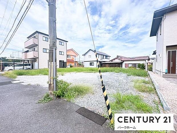 両サイドに戸建が並ぶ整った街並み。日照を活かしたリビングプランや2台駐車にも対応しやすい間口です。