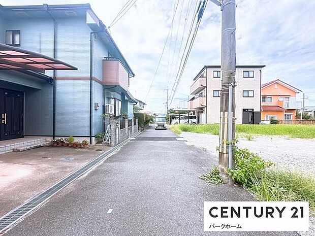 住宅街の一角で交通量が比較的少なく、静かな住環境。コンビニ・生活施設へ無理のない距離感で、日々の買い物もスムーズ。