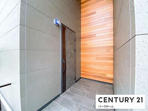 玄関までのアプローチは手すり付きで安心。来客動線もスマート