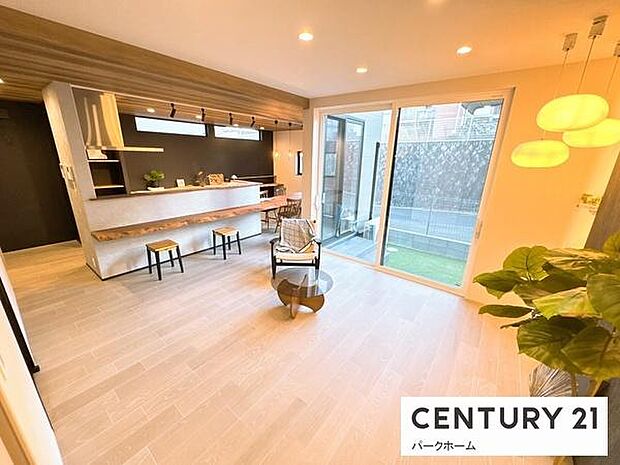 【リビング】明るいリビングです！陽当たりも良く、気持ちのいいリビングになっております。