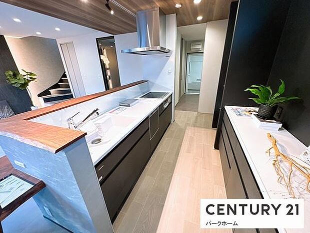 キッチンの裏側の収納スペースはリビングで使う小物を収納、手の届きやすい所に収納があるとお片付けが楽です