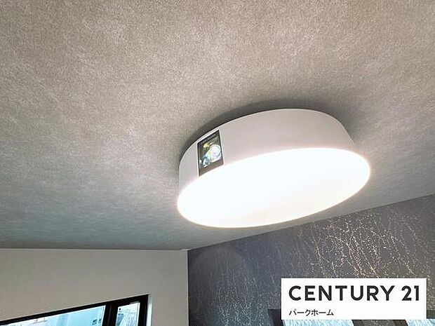 シーリングライト一体型プロジェクター付きで、天井からスマートに映像を投影できます