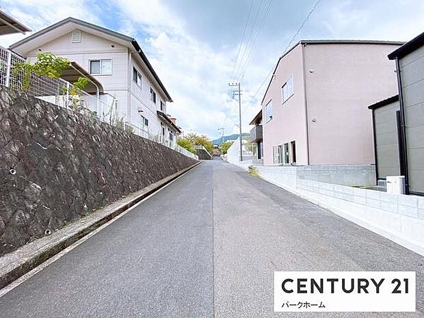 前面道路スッキリで車の出し入れがしやすい立地。